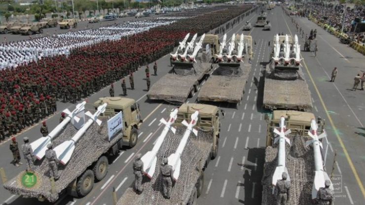تقرير ... عرض صنعاء العسكري الكبير .. ترسانة صواريخ وطائرات حربية